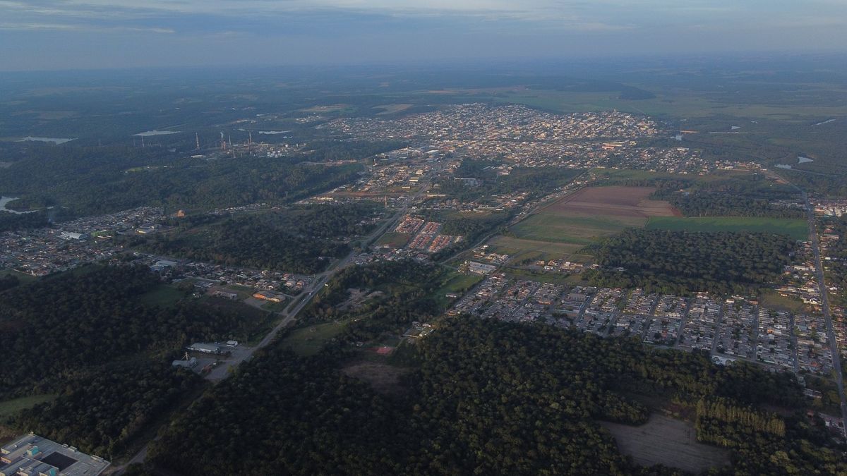 Vista aérea panorâmica de São Mateus do Sul mostrando a área urbana cercada pela Mata Atlântica