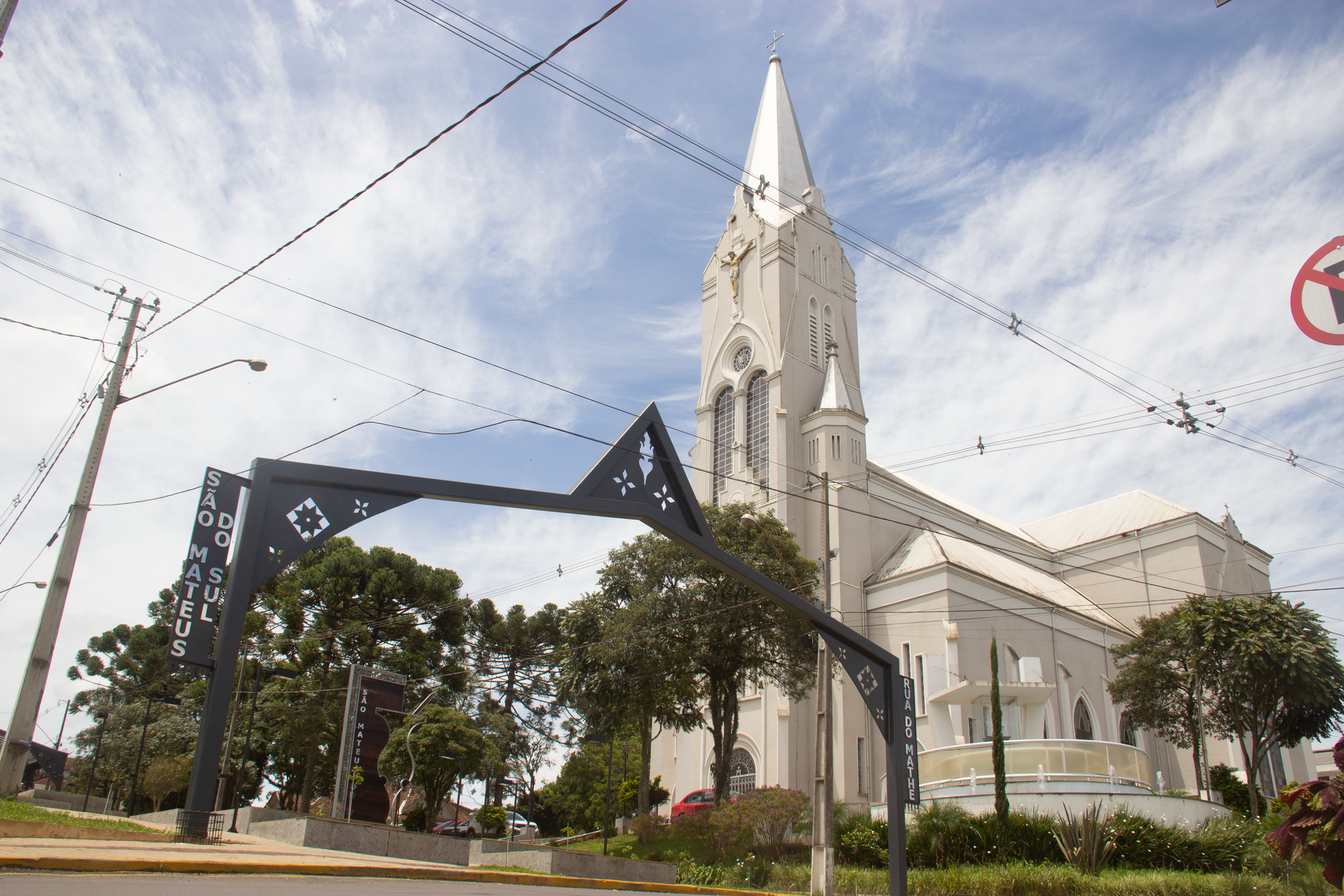 Igreja Matriz São Mateus com portal de entrada da cidade ao primeiro plano