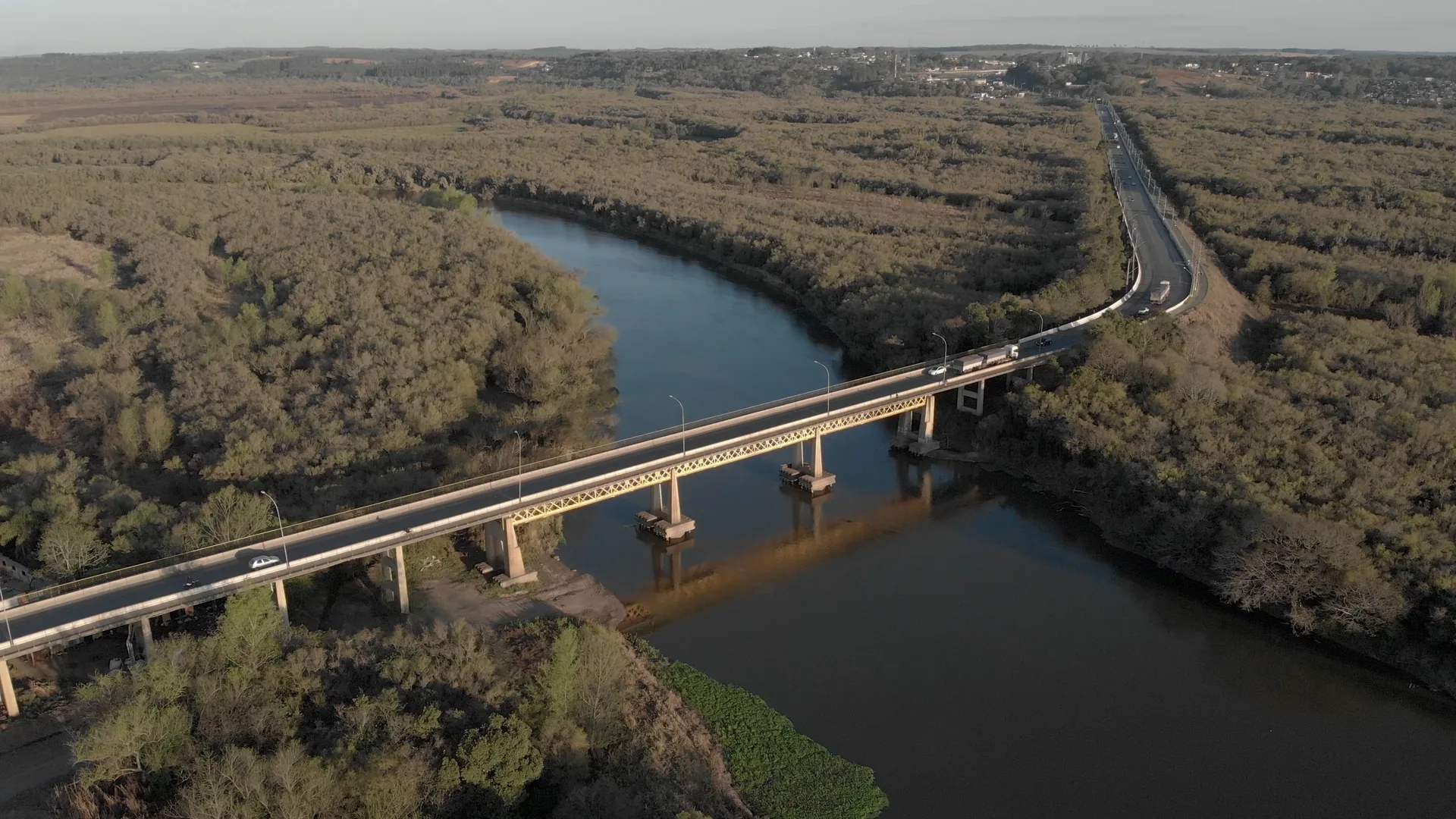 Vista aérea da ponte de entrada de São Mateus do Sul sobre o Rio Iguaçu