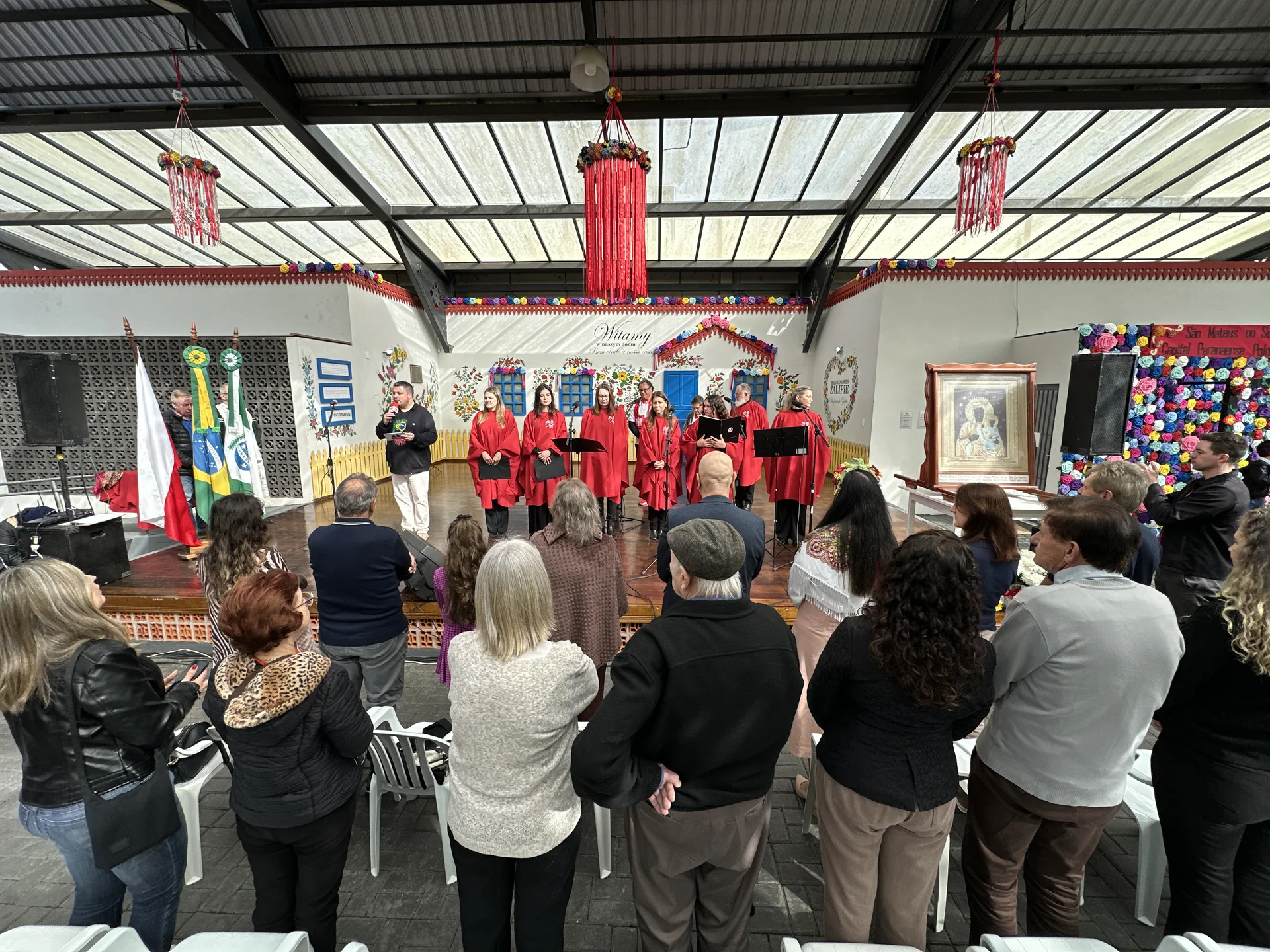 Público acompanha apresentação cultural durante a abertura do Mês Polonês.