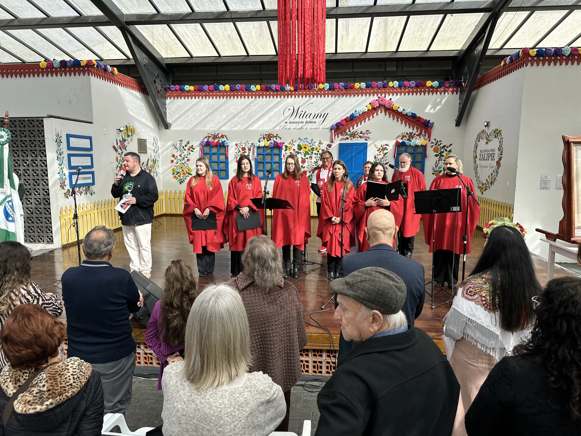 Grupo cultural se apresenta durante a cerimônia de abertura do Mês Polonês.