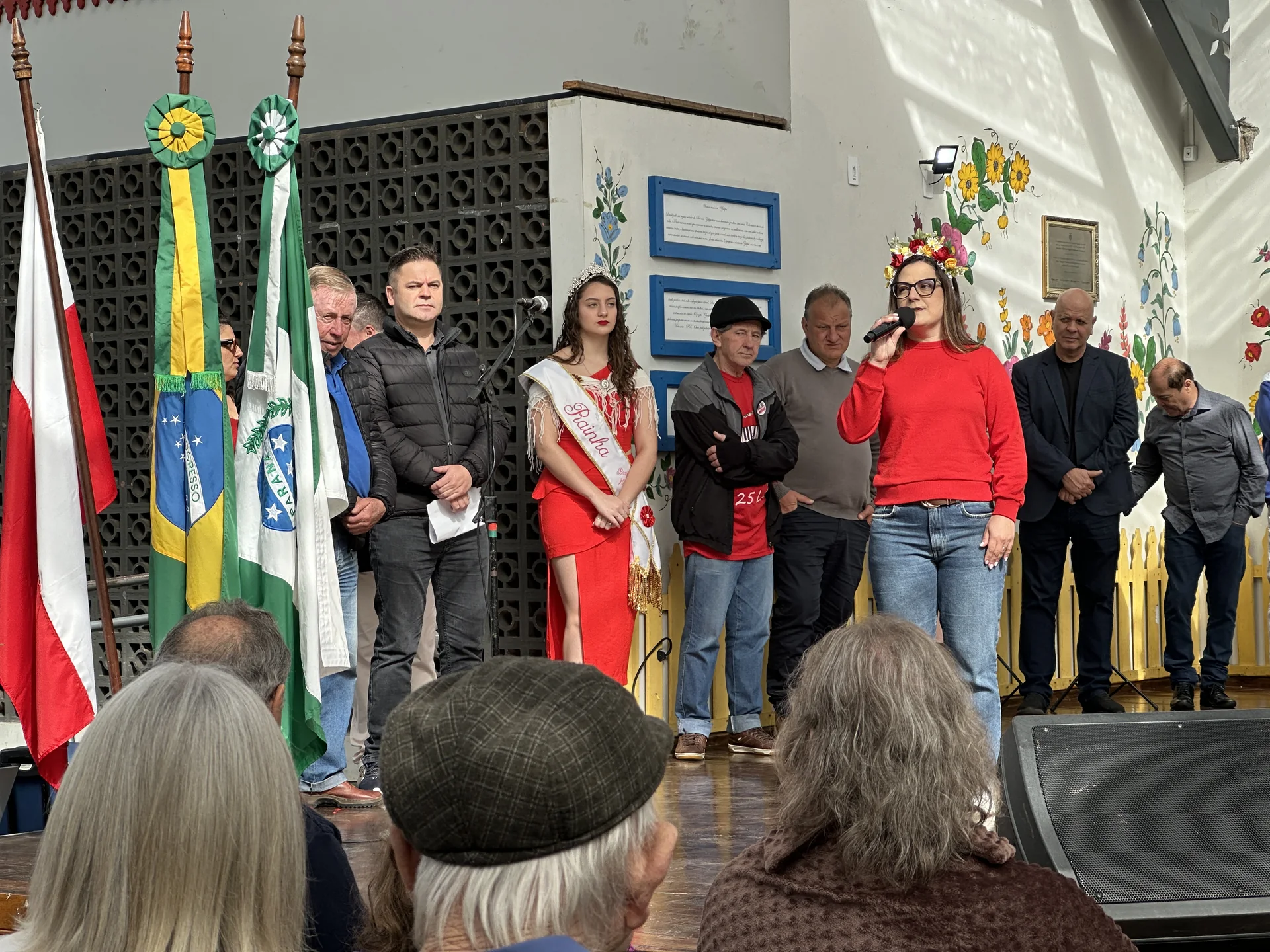 Autoridades e representantes culturais reunidos na abertura do Mês Polonês.