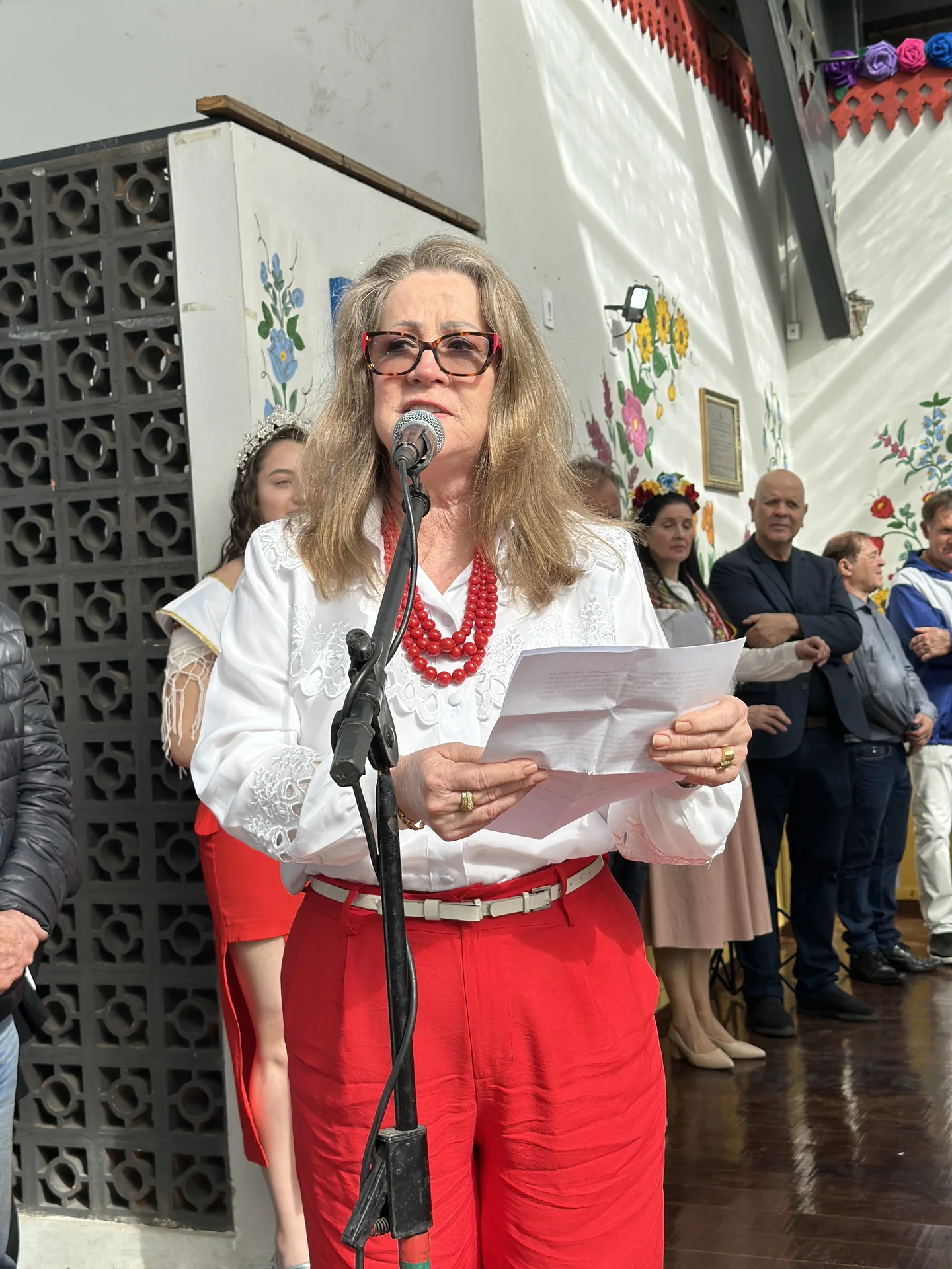 Representante da comunidade polonesa realiza pronunciamento durante a abertura.