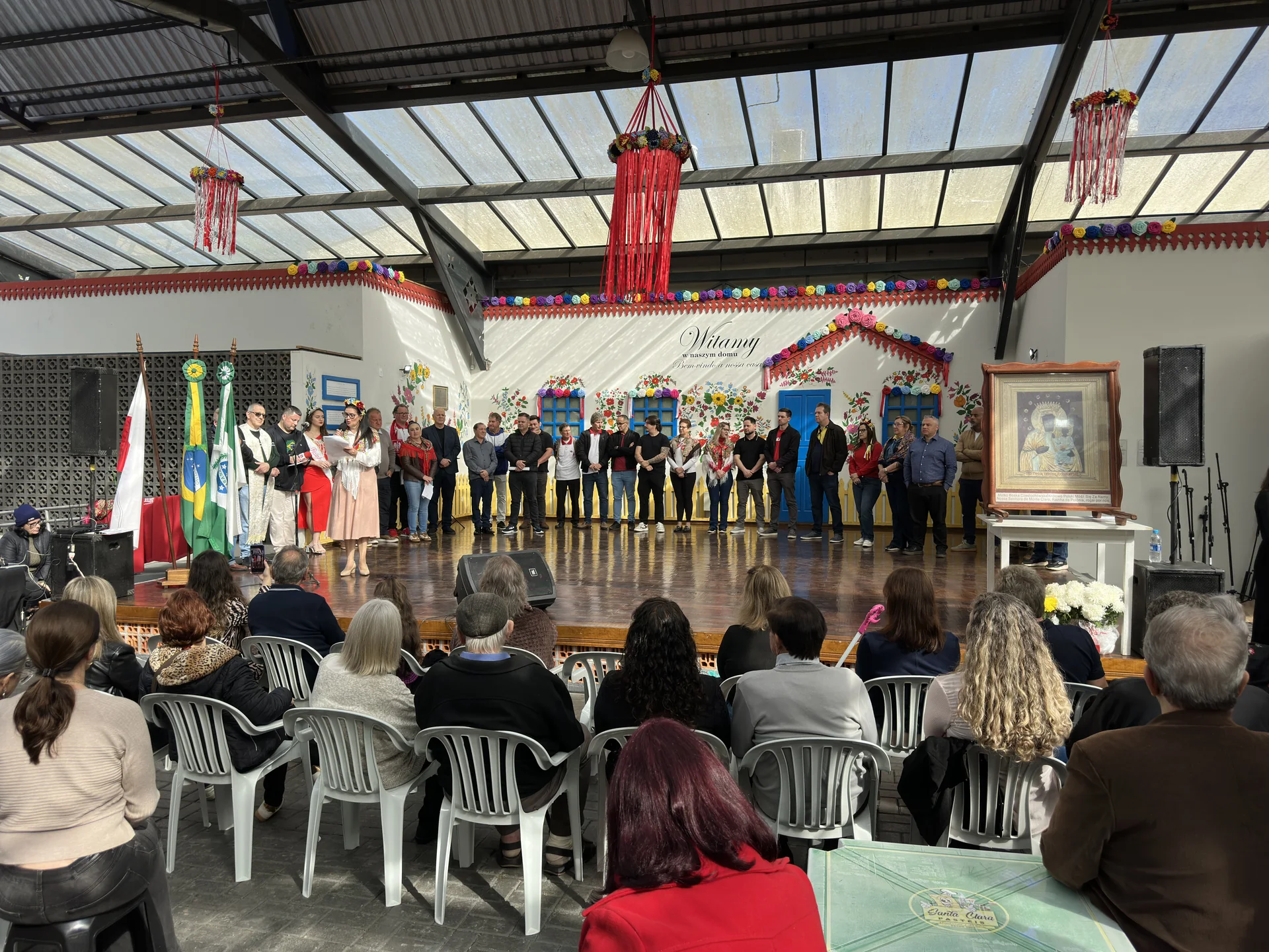 Visão ampla do palco e do público na cerimônia de abertura do Mês Polonês.