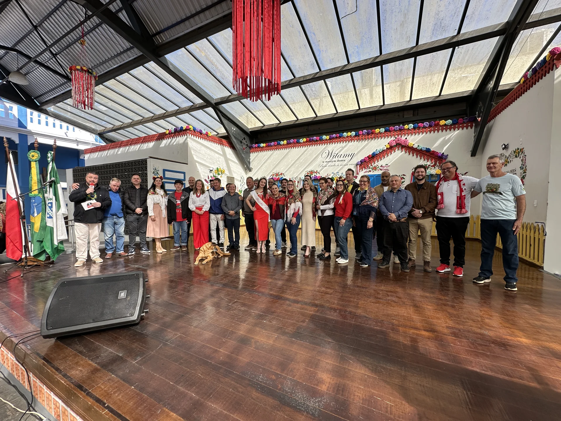 Participantes reunidos no encerramento da cerimônia de abertura.