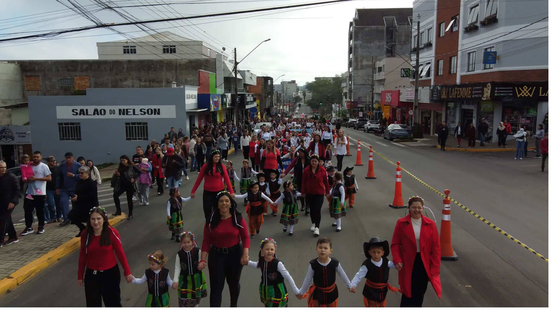 Desfile de abertura do Mês Polonês na área central de São Mateus do Sul.