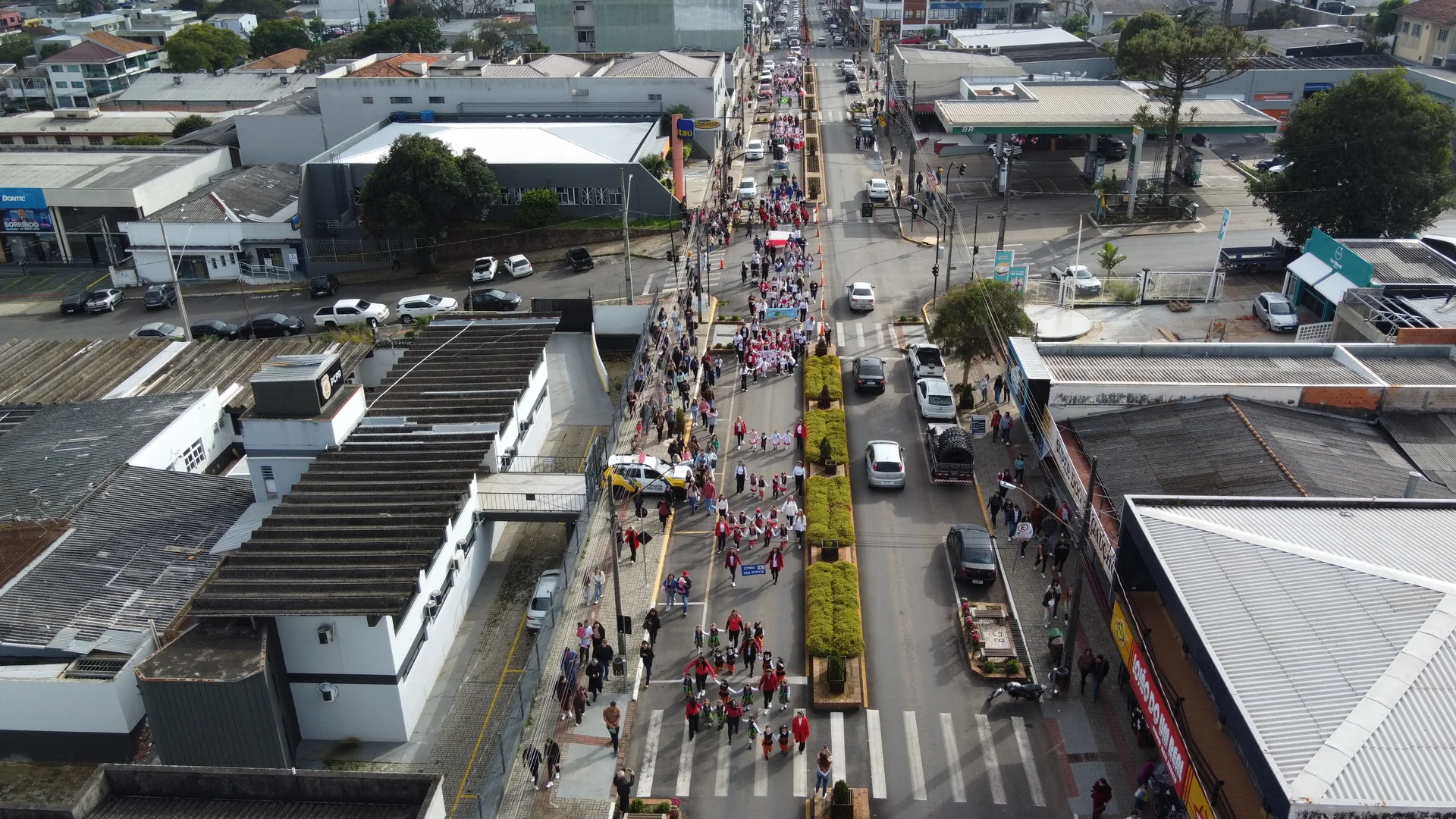 Vista aérea do desfile de abertura do Mês Polonês pelas ruas centrais de São Mateus do Sul.