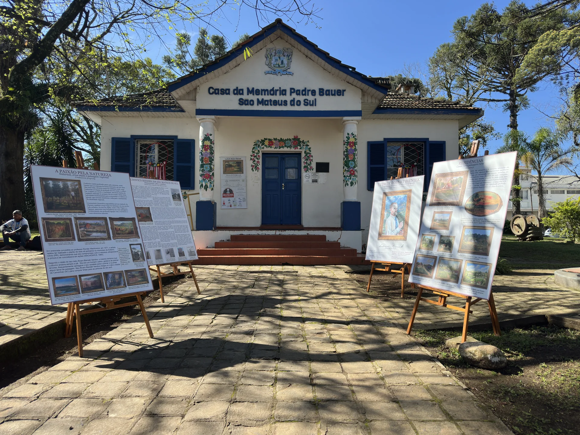Exposição dedicada a Ludovico Bieniek montada diante da Casa da Memória Padre Bauer.