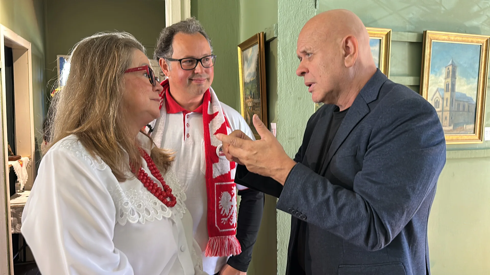 Convidados conversam durante a abertura da exposição na Casa da Memória.