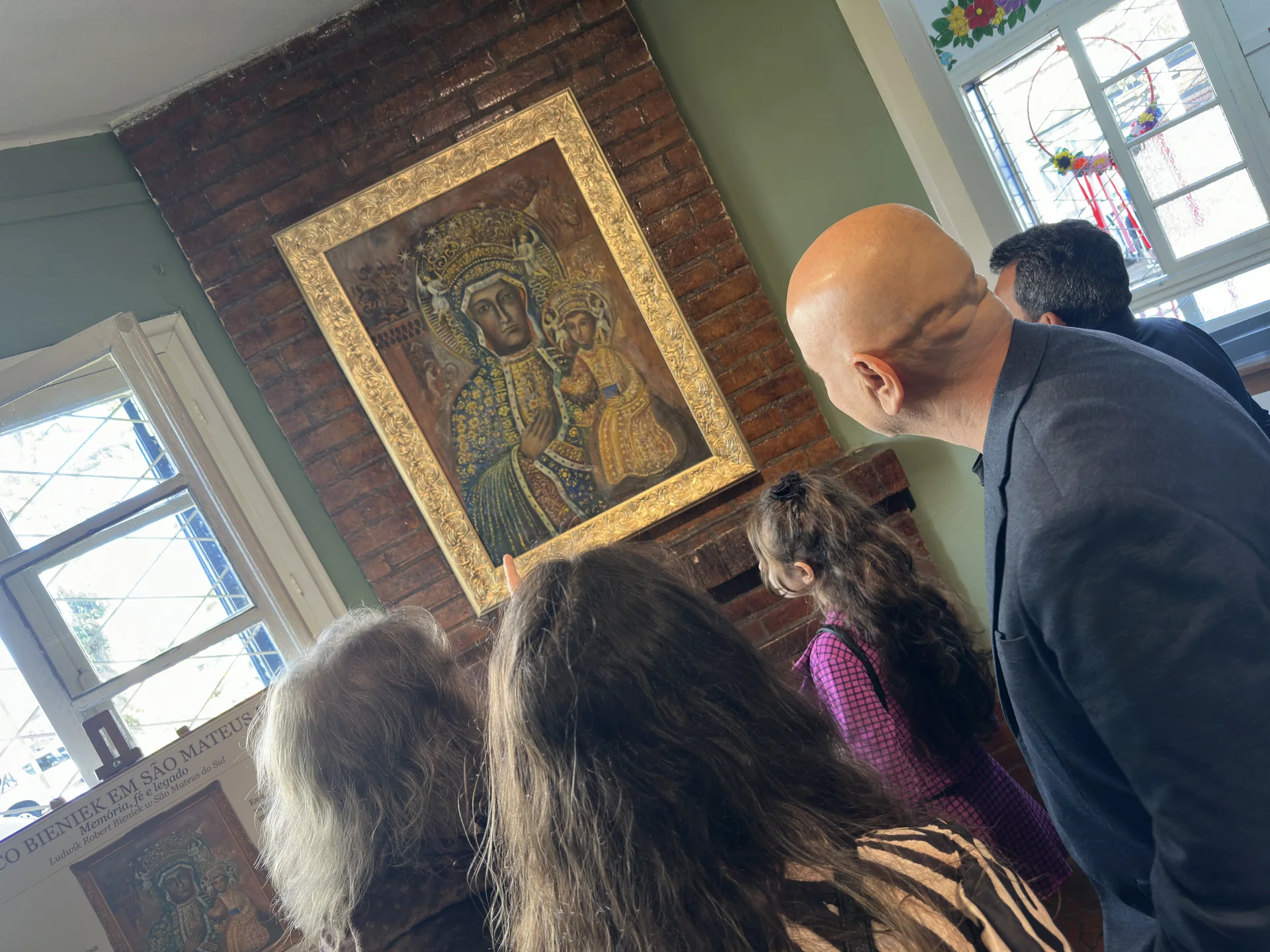 Visitantes observam uma das obras apresentadas na exposição sobre Ludovico Bieniek.