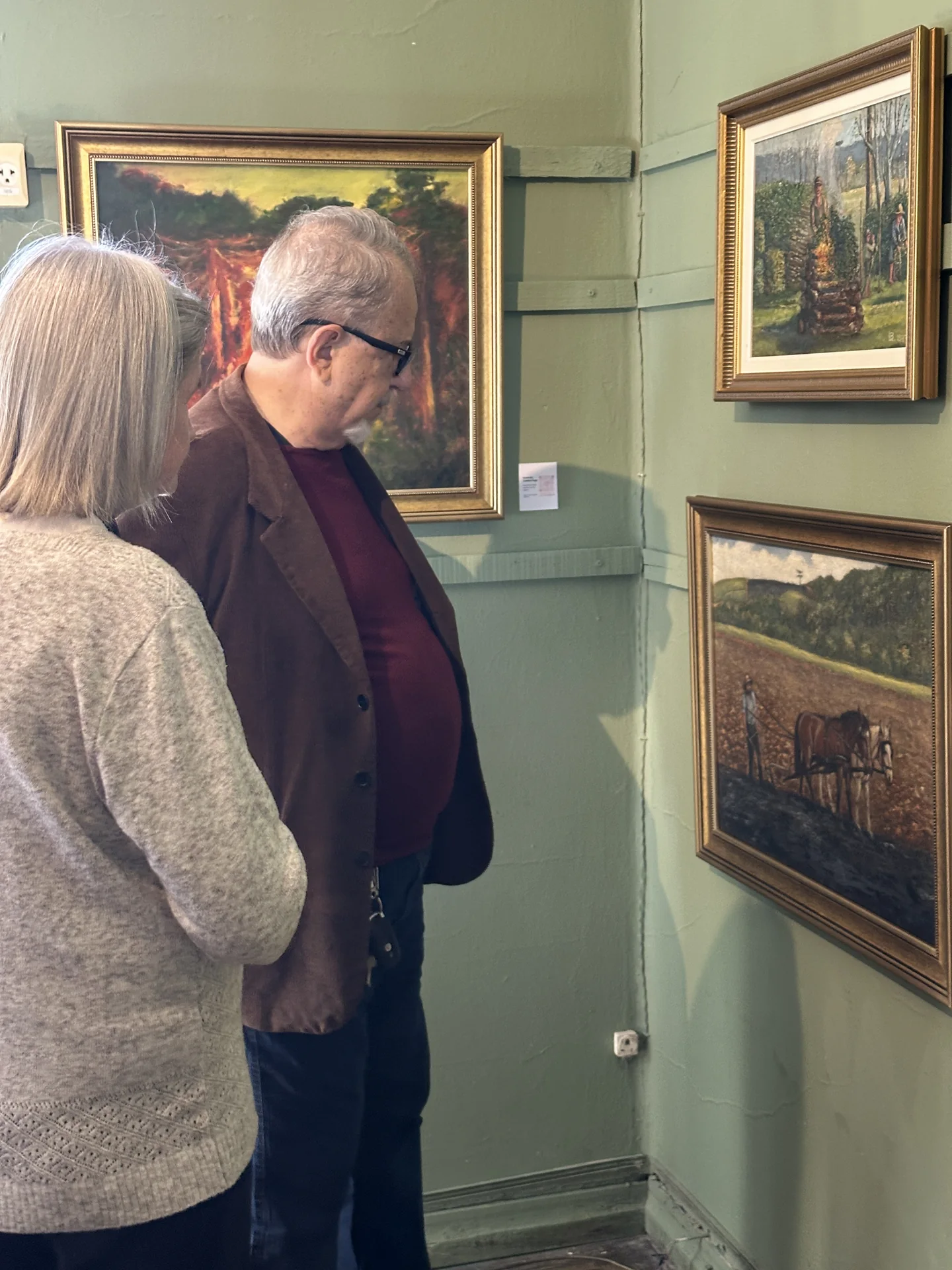 Visitantes conhecem obras e informações da exposição dedicada a Ludovico Bieniek.