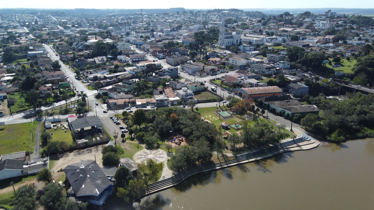 Praça do Rio Iguaçu com o histórico Vapor Pery e área verde às margens do rio
